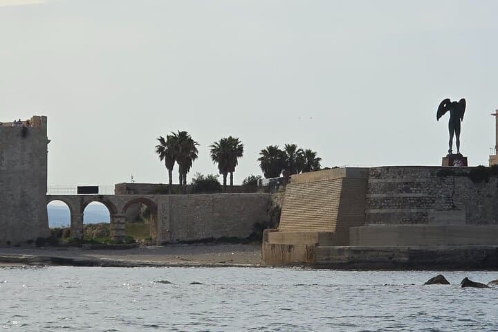 Private boat tour of the island of Ortigia and the sea caves