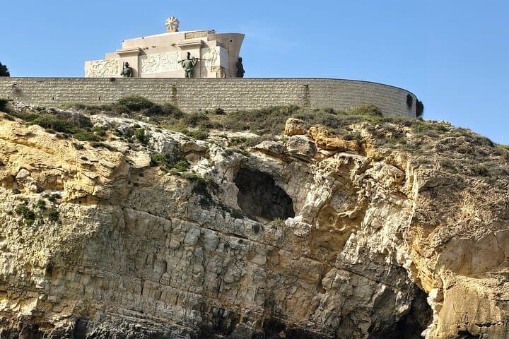 Private boat tour of the island of Ortigia and the sea caves