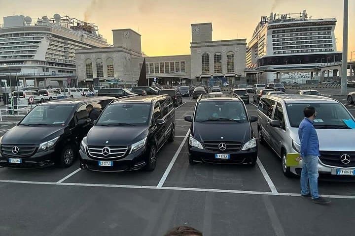 The price for a private transfer is between 100 and 150 euros but can vary depending on the company and the type of car chosen.