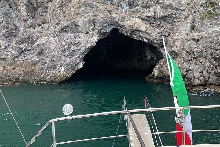 Tour by Sea from Salerno and Stop in Amalfi with Aperitif Included