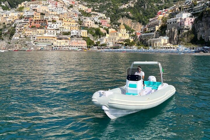 Private Boat Tour: 90 minutes in Amalfi Coast with snacks and drinks
