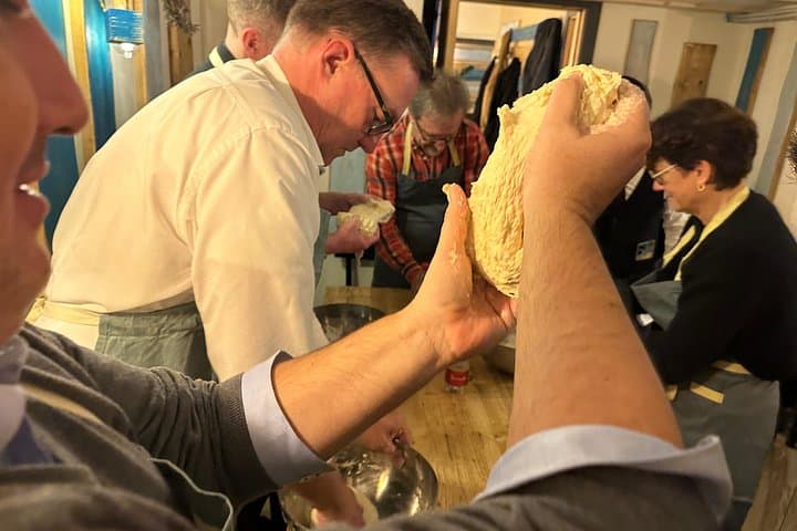Authentic Margherita Pizza Making Class in Naples