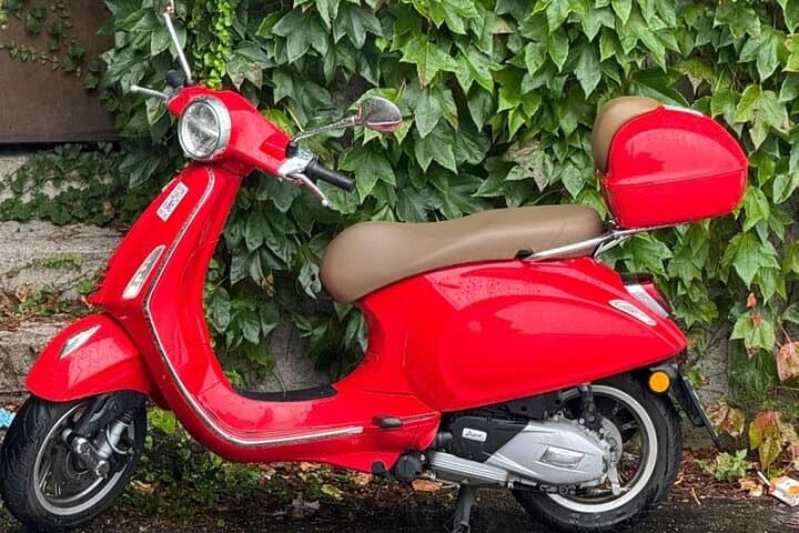 Vespa tour adventure on the lake