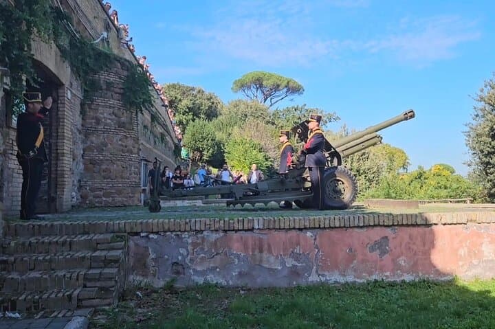 Rome Private Golf Cart and Street Food Tour