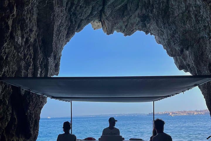 Ortigia Island and Sea Caves Boat Tour with Prosecco