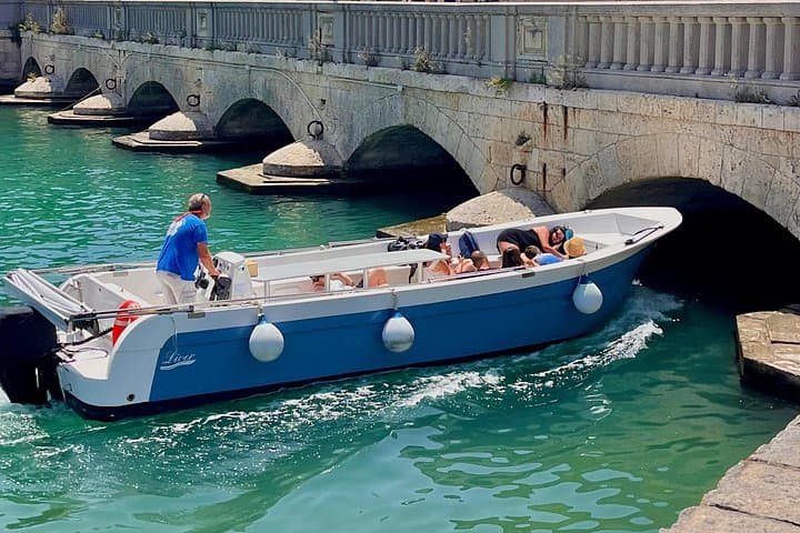 Ortigia Island and Sea Caves Boat Tour with Prosecco