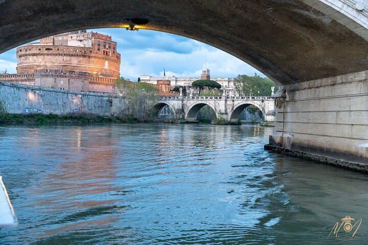 Private Guided History River Tour on a Luxury Boat