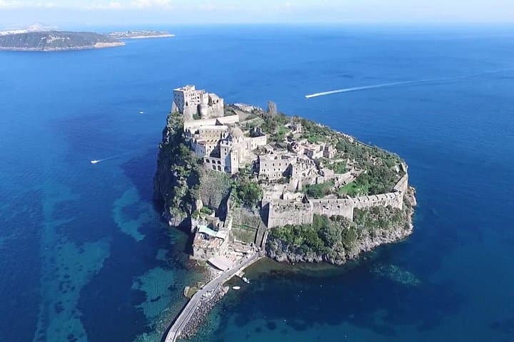 Visit to the Aragonese Castle Borgo di Celsa