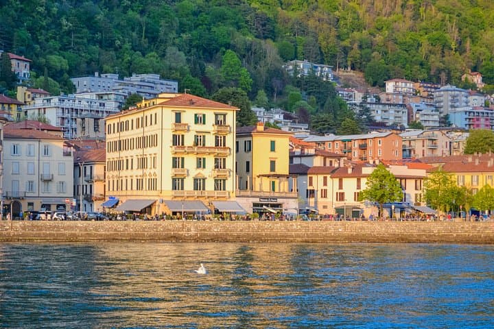 Explore Como in 60 minutes with a Local