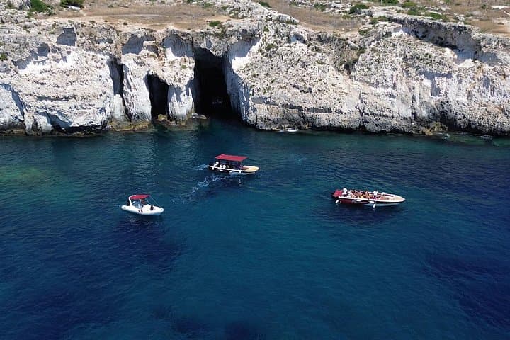 Tour of the island of Ortigia and exploration of sea caves with baths.