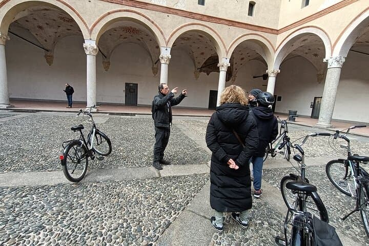 Milan: Electric Bicycle Tour Tourist Guide Live - 3 hours & half