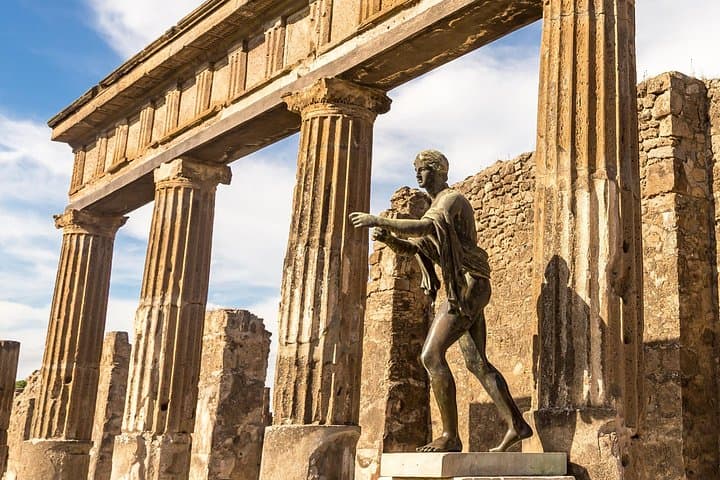 Private Transfer-Positano to Naples with 2h of Sightseeing: Vesuvius or Pompeii