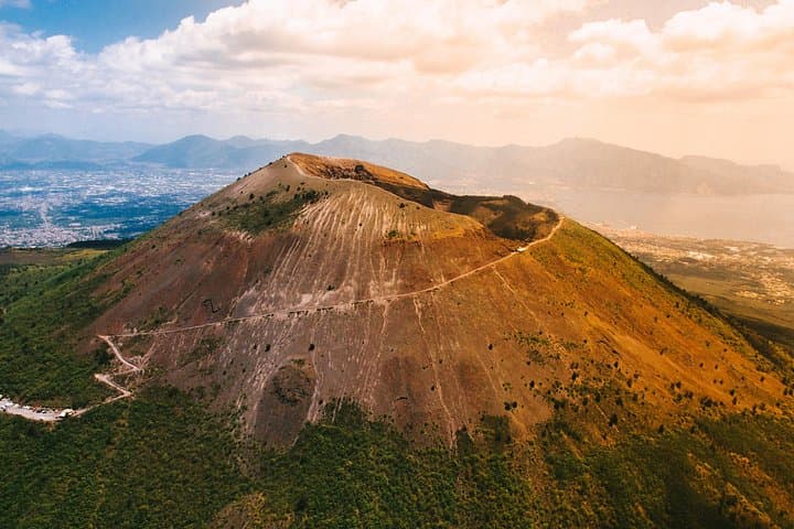 Private Transfer-Positano to Naples with 2h of Sightseeing: Vesuvius or Pompeii
