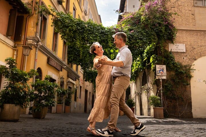 Rome Private Romantic Photoshoot in Charming Trastevere