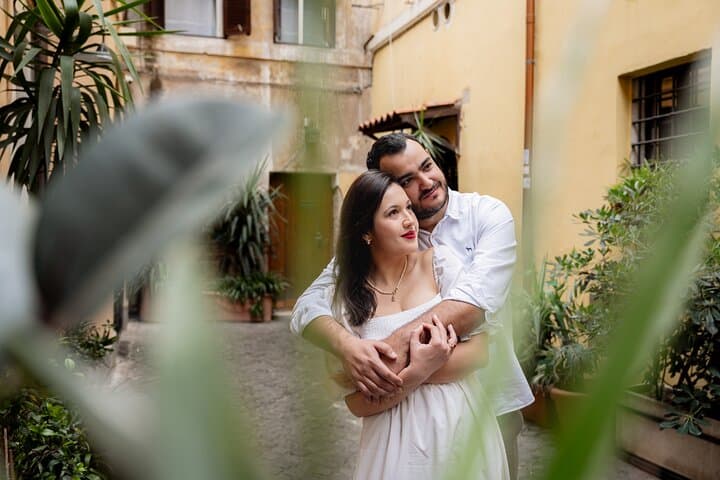 Rome Private Romantic Photoshoot in Charming Trastevere