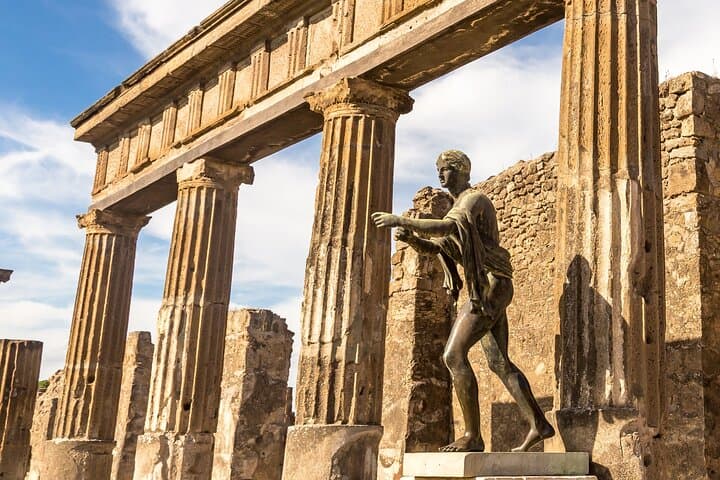 Private Transfer - Praiano to Naples with 2h of Sightseeing: Vesuvius or Pompeii