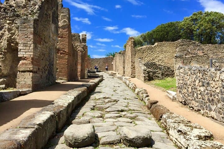 Ancient Roman Experience and Historical Lunch in POMPEI