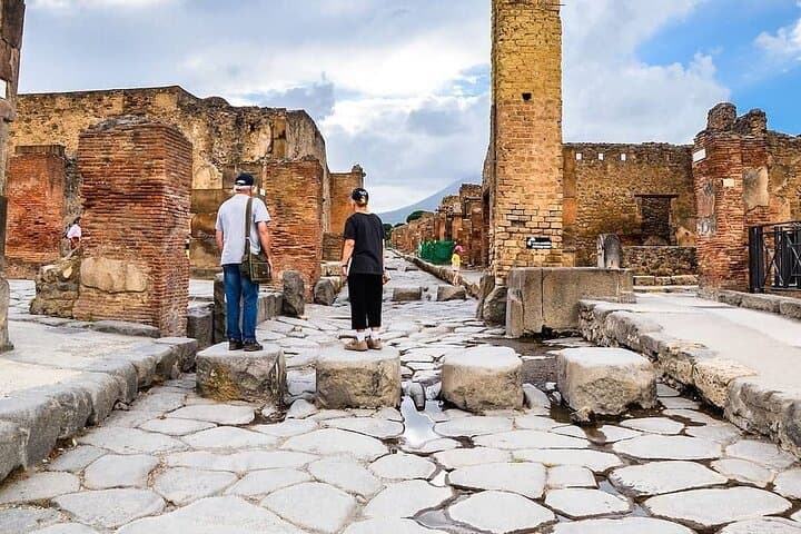 Ancient Roman Experience and Historical Lunch in POMPEI