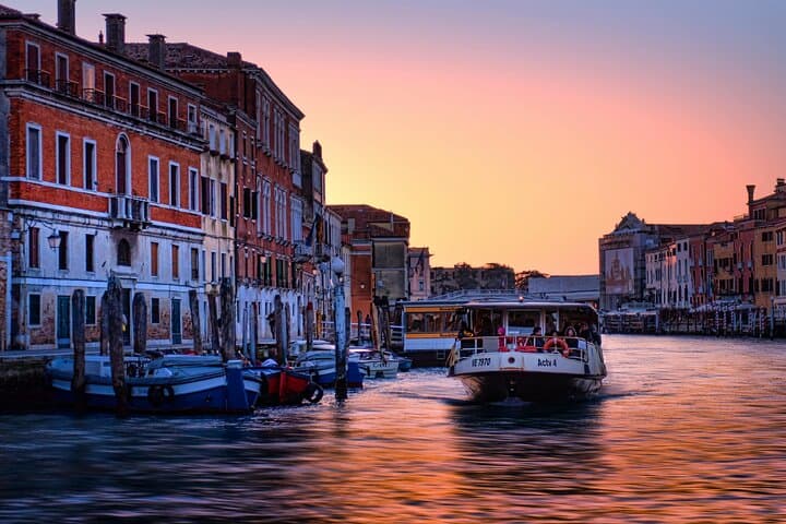 5.5-Hour Murano and Burano Islands Tour