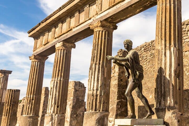 Private Transfer - Amalfi to Naples with 2h of Sightseeing: Vesuvius or Pompeii