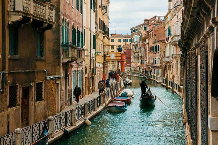 Walking Tour in Venice and Gondola Ride