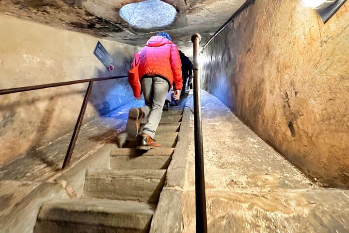 463 steep, narrow steps – the famous Brunelleschi climb begins here!