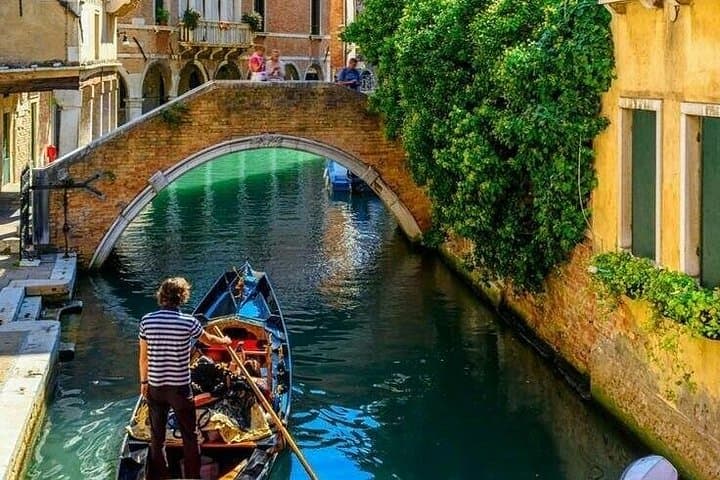 Venice: Private Romantic Gondola Ride under the Bridge of Love