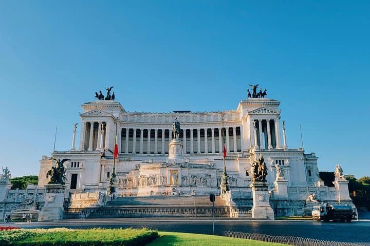 5th stop: Piazza Venezia, the representation of the nation.