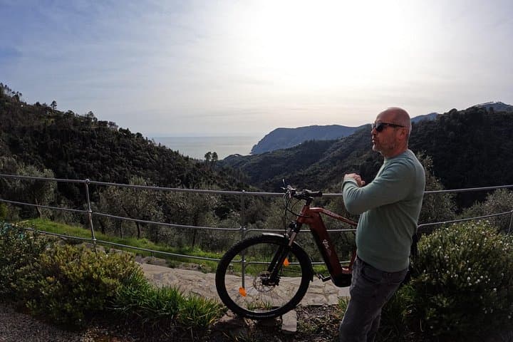 Wine trail by e-bike + aperitif on a farm