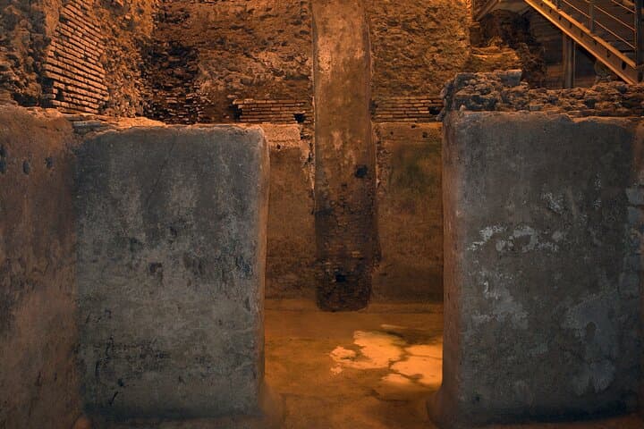 Rome:Tour of the Trevi Fountain and its Underground Secrets+Ebook