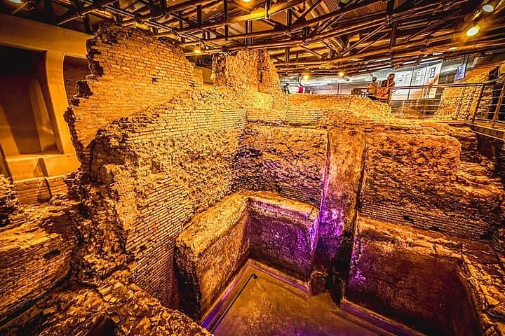 Rome:Tour of the Trevi Fountain and its Underground Secrets+Ebook