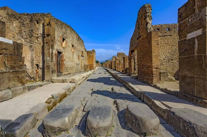 Visit Pompeii bus roundtrip with ticket