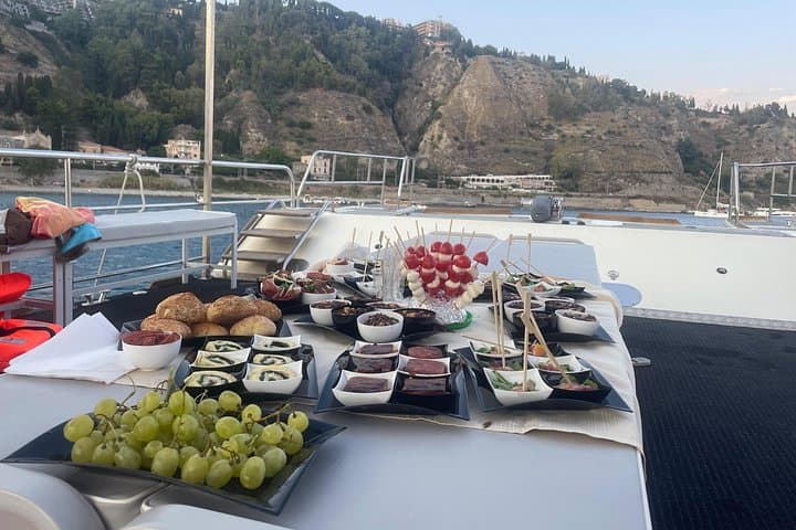 Sunset boat excursion in Taormina