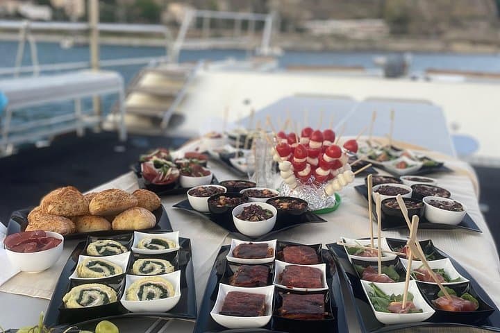 Sunset boat excursion in Taormina