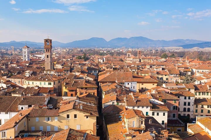 Explore Lucca in 60 minutes with a Local