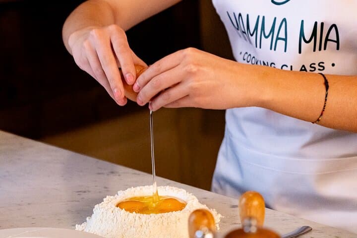Authentic Pasta and Tiramisu with Unlimited Wine in Florence