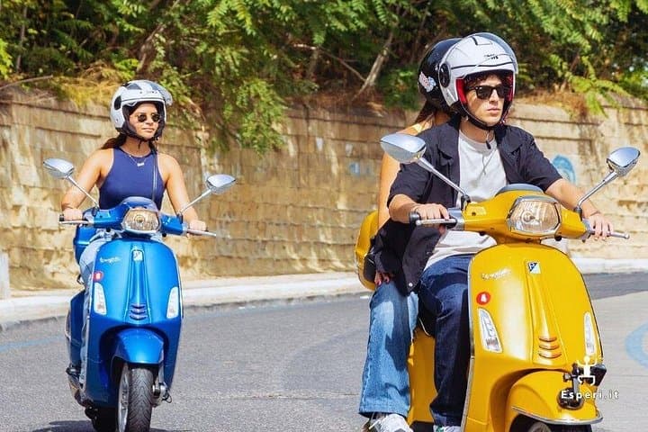 Prosegui lungo la costa in sella a una Vespa, attraversando paesaggi pittoreschi e respirando la vera atmosfera napoletana.