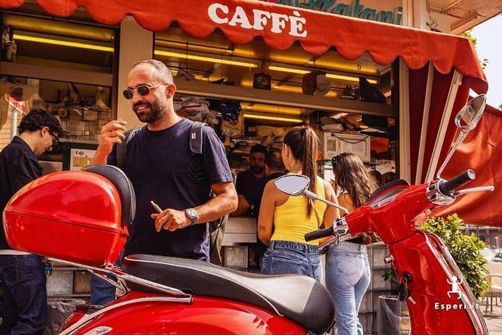 Sosta in uno storico chiosco napoletano per assaporare un espresso doc e fare il pieno di energia.