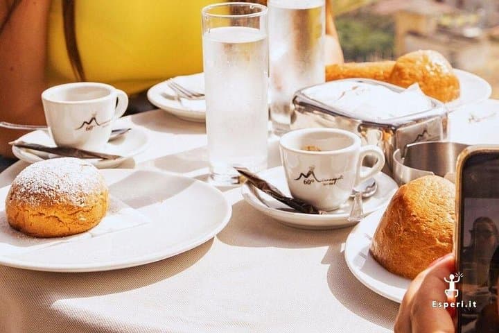 Delizia il palato con dolci tradizionali napoletani come la sfogliatella e il babà.