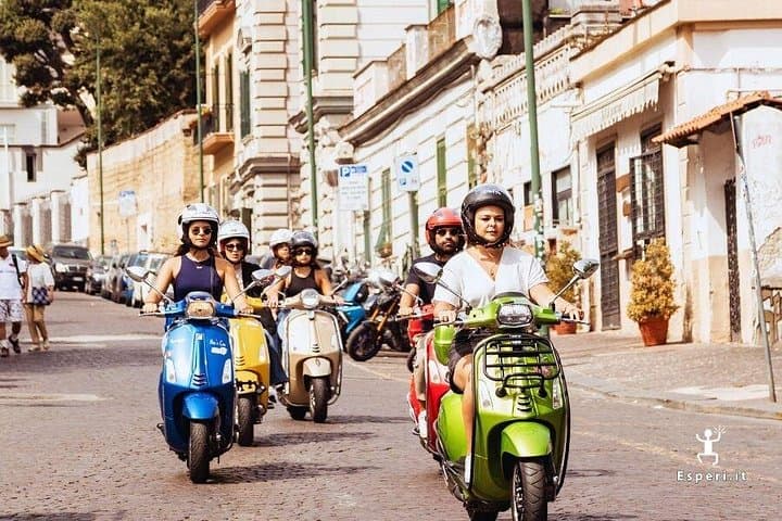 Esplora il cuore pulsante di Napoli attraversando in Vespa i quartieri storici della città.