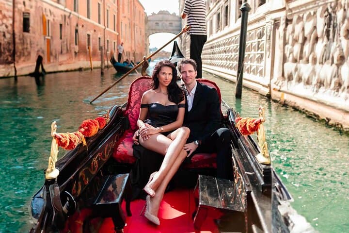 Gondola Photoshoot under the Bridge of Sighs