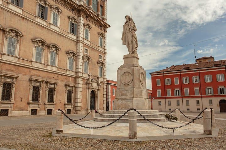 Explore Modena in 60 minutes with a Local