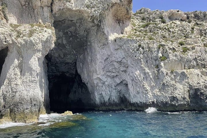 Tour of the island of Ortigia and exploration of sea caves with baths.