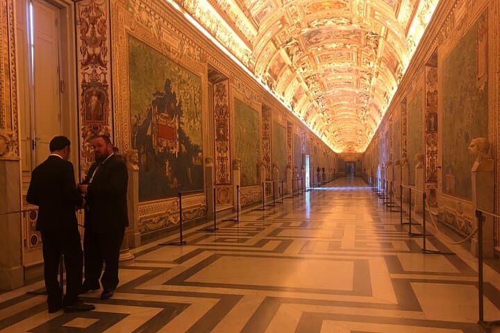 Alone in the Vatican Museums: Exclusive Early Entry Tour with Key Master