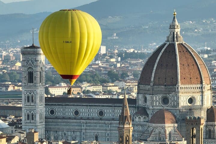 Volo di una mongolfiera vicino al Duomo