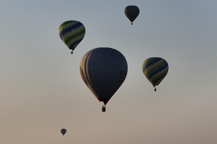 Volo in formazione con la mongolfiera