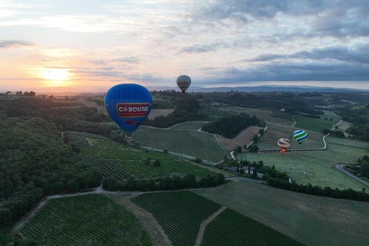 Le nostre mongolfiere in volo all'alba sulle colline Fiorentine