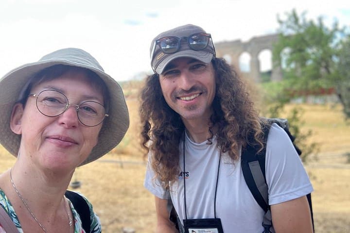Urban Hike to the Aqueduct Park in Rome