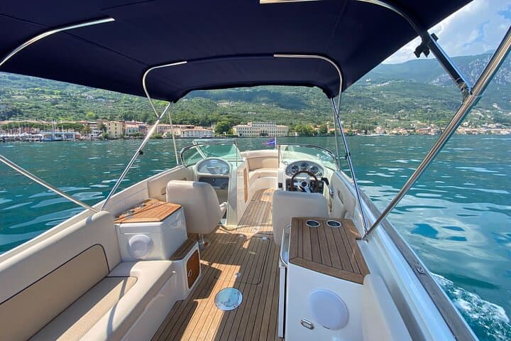 Private boat tour on Lake Garda with Skipper 4H
