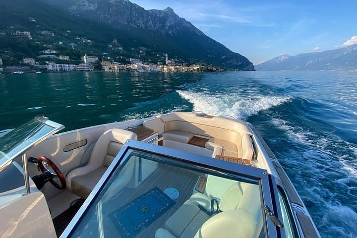 Private boat tour on Lake Garda with Skipper 2H